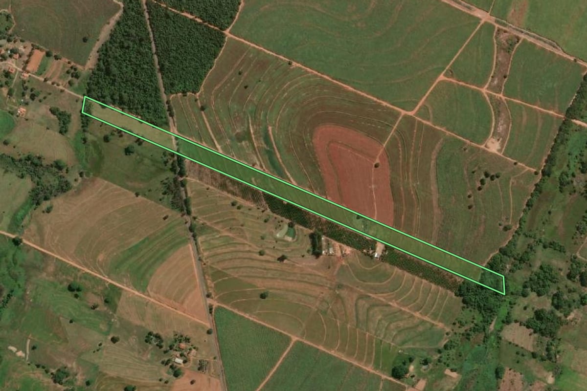 Imagem de satélite do imóvel rural em Salmourão (SP), com o contorno declarado no CAR desenhado por cima.
