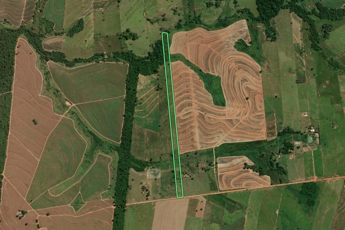Imagem de satélite do imóvel rural em Salmourão (SP), com o contorno declarado no CAR desenhado por cima.