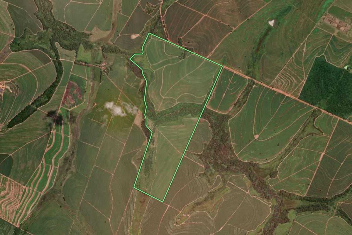 Imagem de satélite do imóvel rural em Salmourão (SP), com o contorno declarado no CAR desenhado por cima.