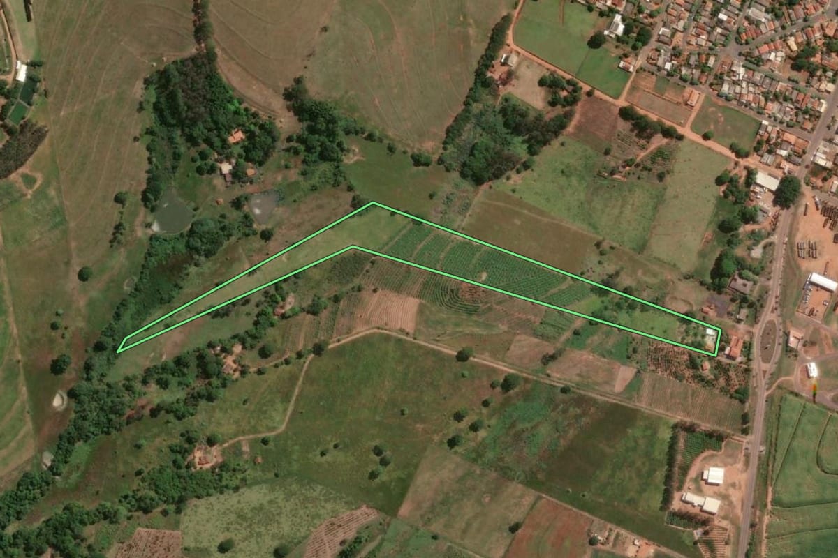 Imagem de satélite do imóvel rural em Salmourão (SP), com o contorno declarado no CAR desenhado por cima.