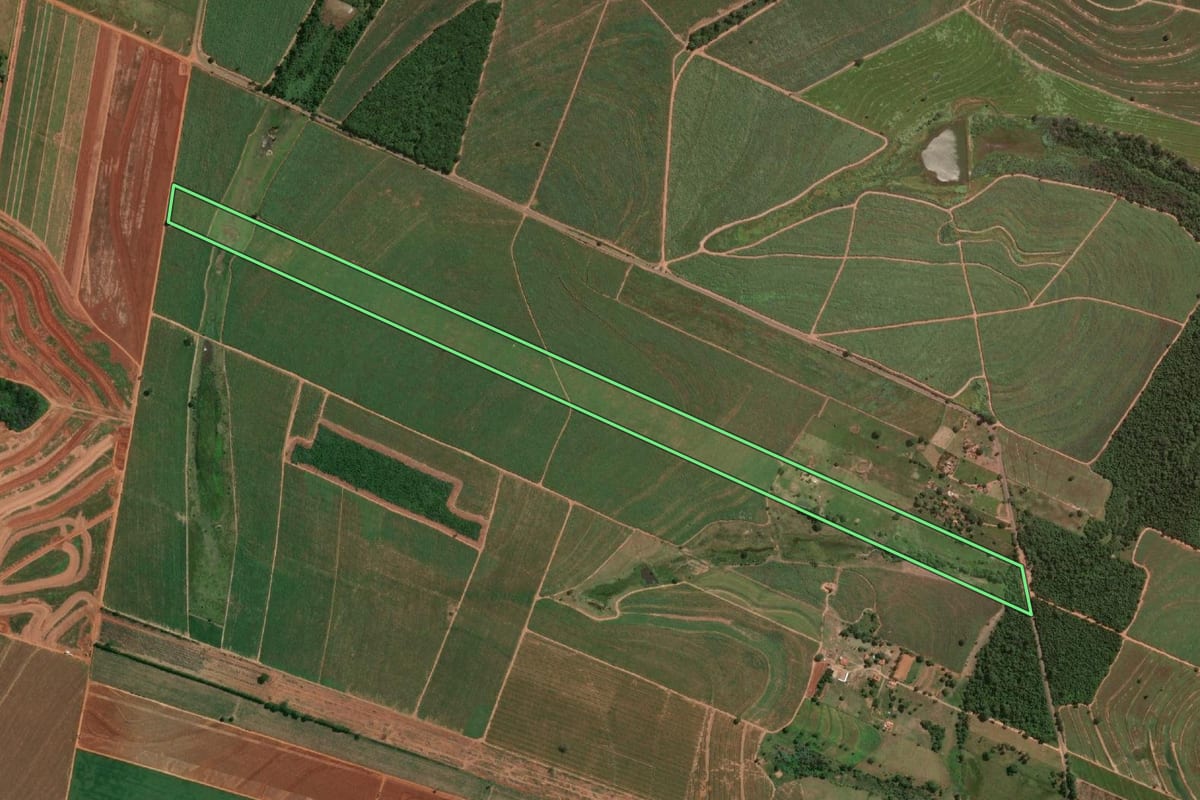 Imagem de satélite do imóvel rural em Salmourão (SP), com o contorno declarado no CAR desenhado por cima.