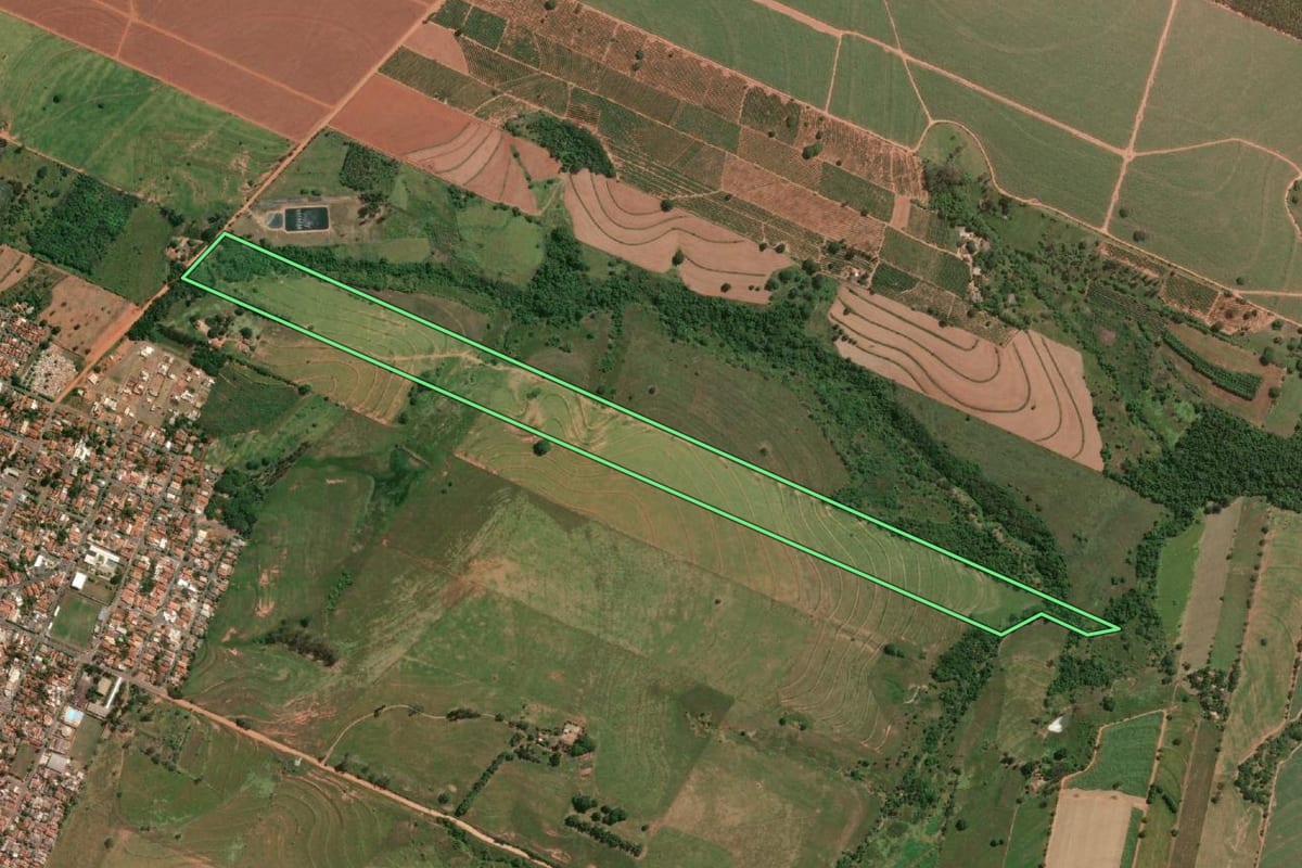 Imagem de satélite do imóvel rural em Salmourão (SP), com o contorno declarado no CAR desenhado por cima.