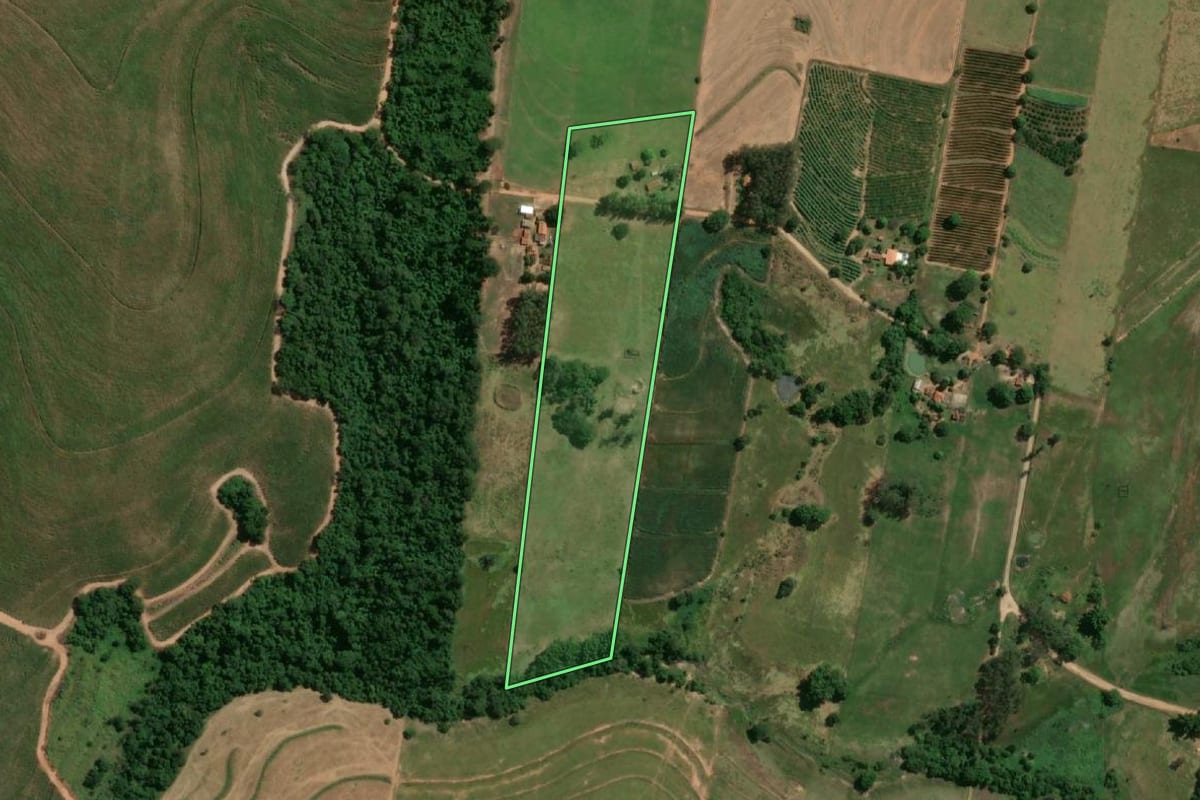 Imagem de satélite do imóvel rural em Salmourão (SP), com o contorno declarado no CAR desenhado por cima.