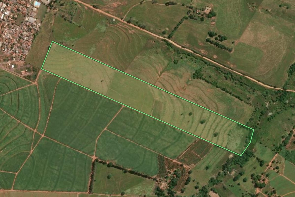 Imagem de satélite do imóvel rural em Salmourão (SP), com o contorno declarado no CAR desenhado por cima.