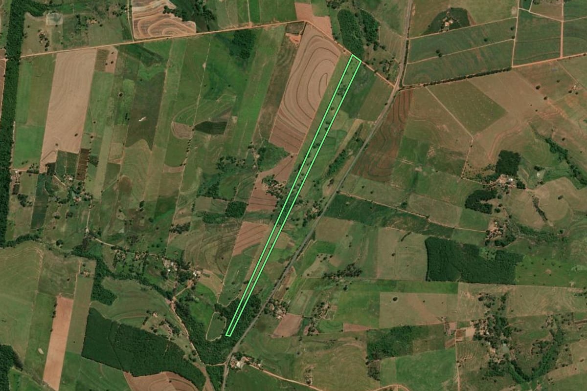 Imagem de satélite do imóvel rural em Salmourão (SP), com o contorno declarado no CAR desenhado por cima.