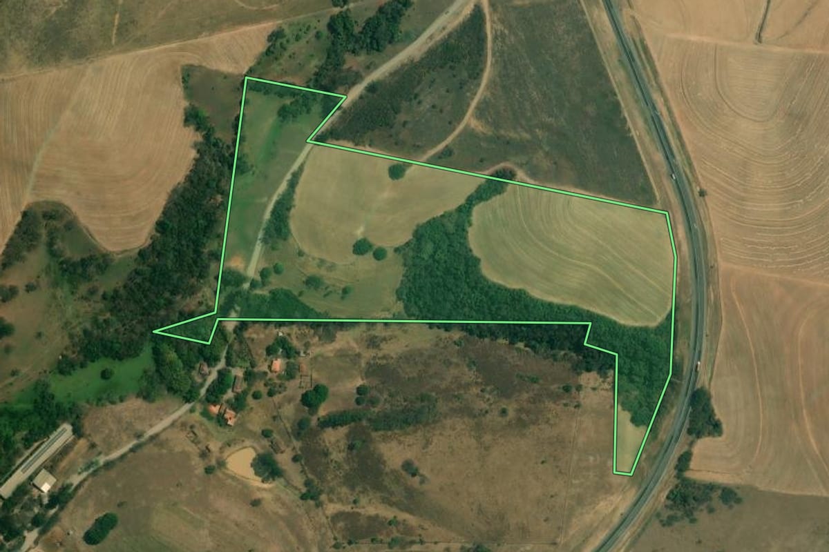 Imagem de satélite do imóvel rural em Saltinho (SP), com o contorno declarado no CAR desenhado por cima.