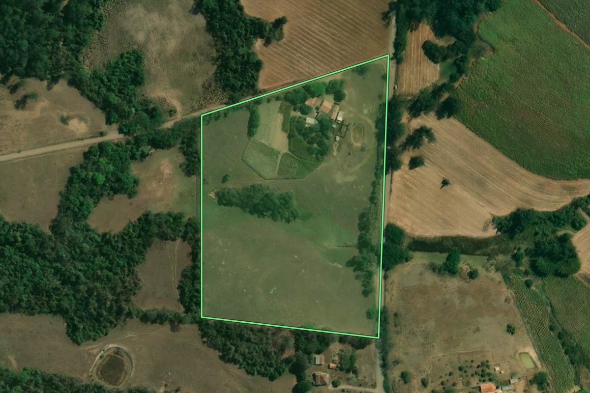 Imagem de satélite do imóvel rural em Saltinho (SP), com o contorno declarado no CAR desenhado por cima.