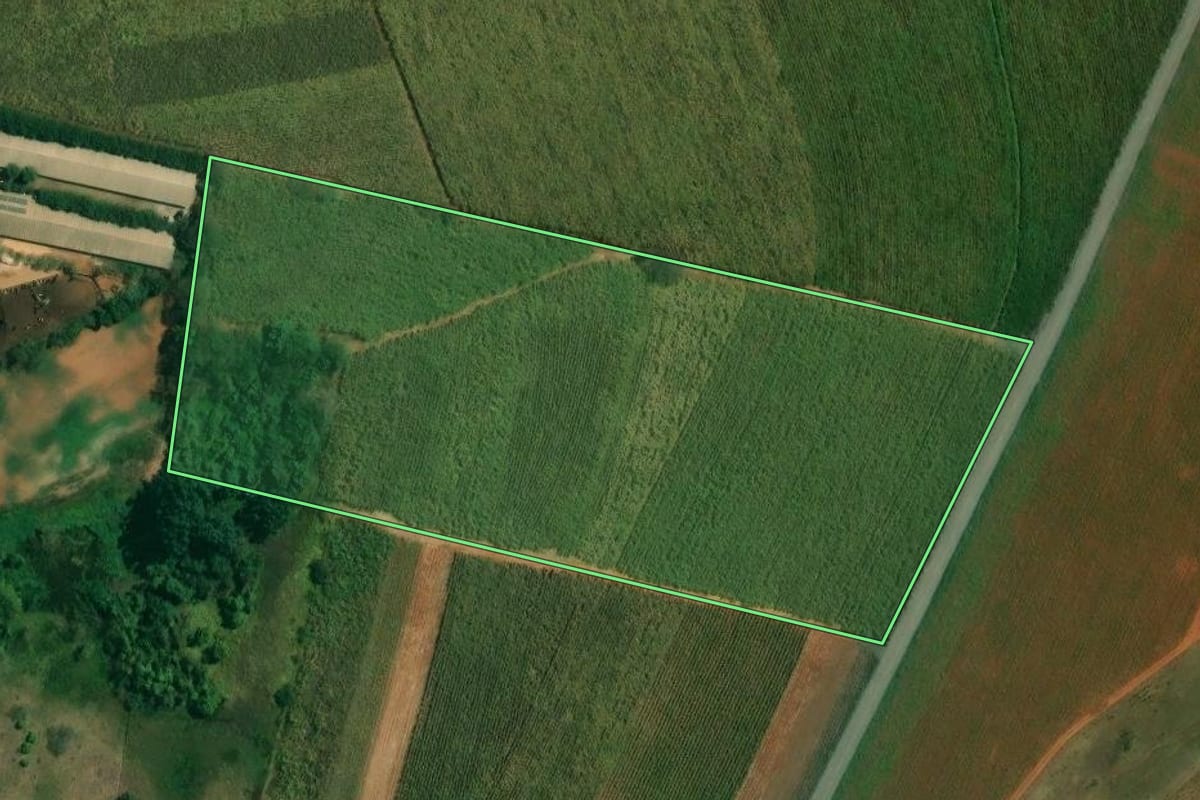 Imagem de satélite do imóvel rural em Saltinho (SP), com o contorno declarado no CAR desenhado por cima.