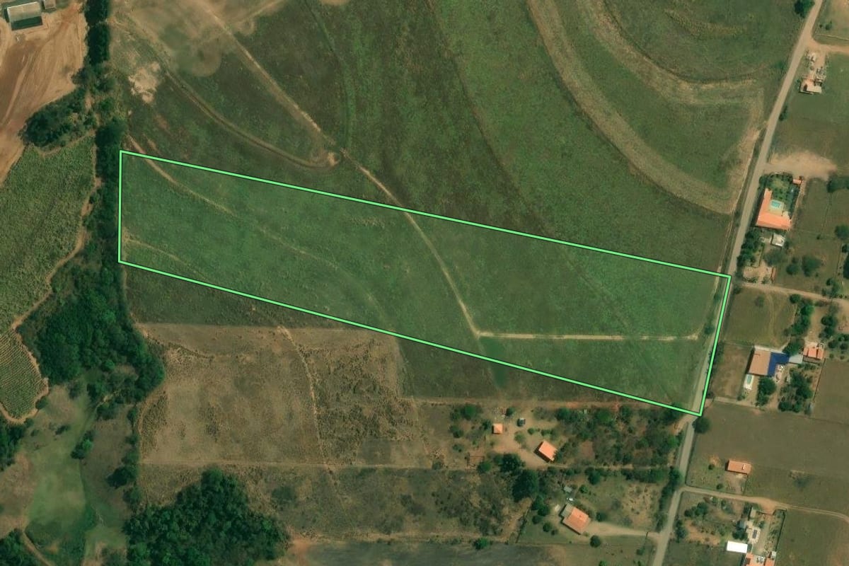 Imagem de satélite do imóvel rural em Saltinho (SP), com o contorno declarado no CAR desenhado por cima.