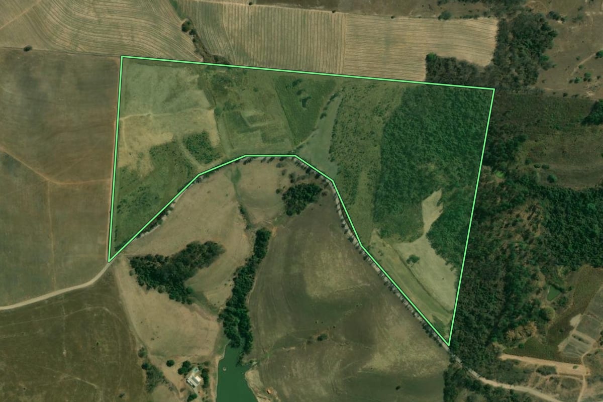 Imagem de satélite do imóvel rural em Saltinho (SP), com o contorno declarado no CAR desenhado por cima.
