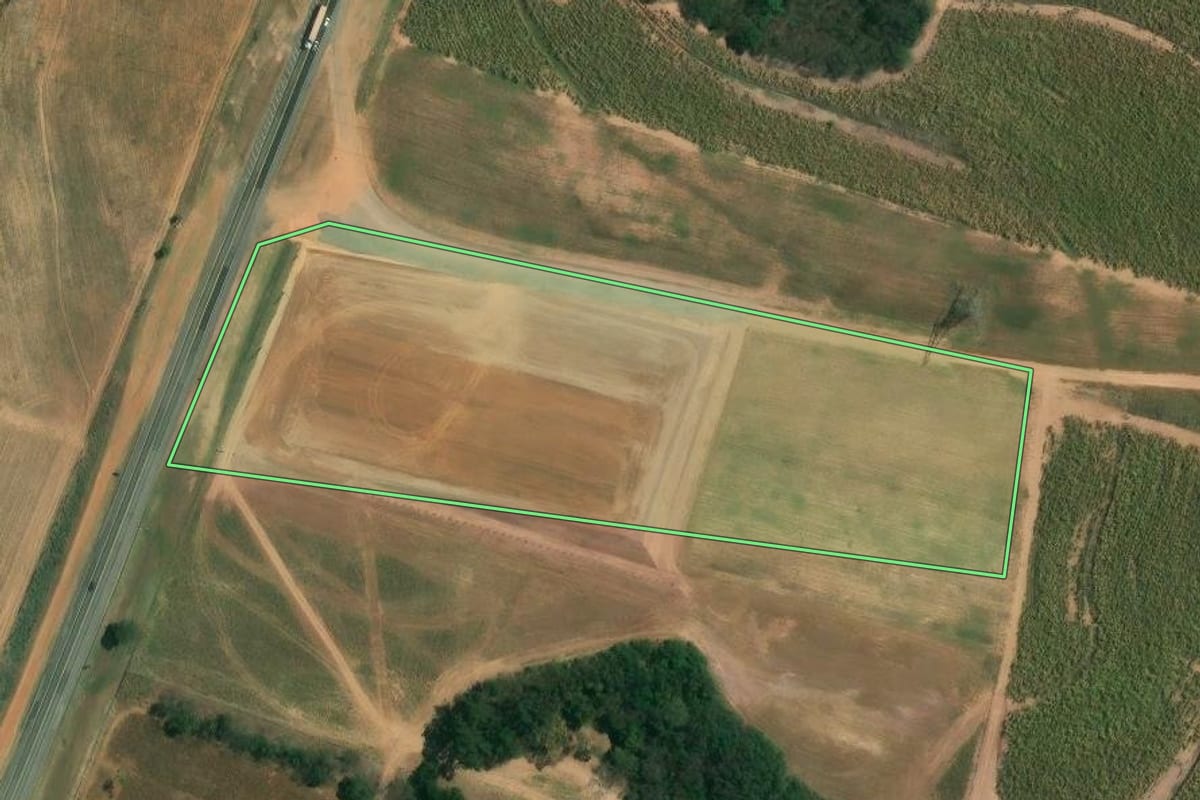 Imagem de satélite do imóvel rural em Saltinho (SP), com o contorno declarado no CAR desenhado por cima.