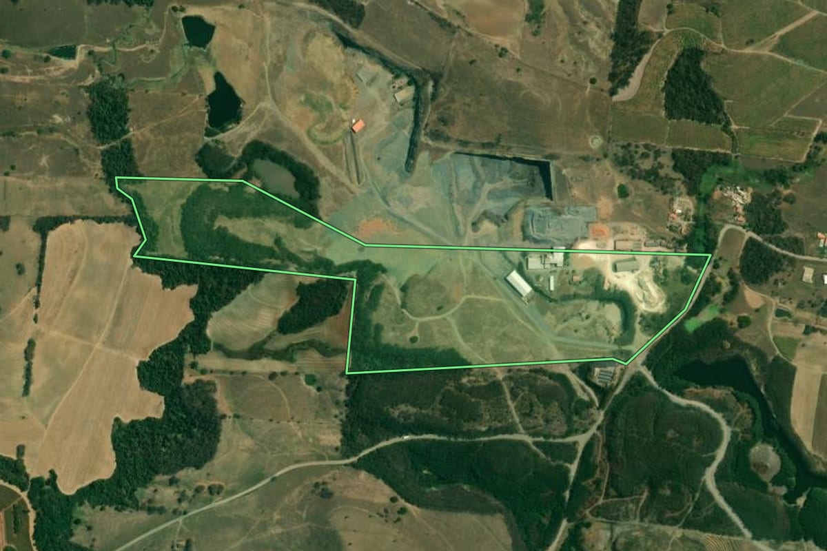 Imagem de satélite do imóvel rural em Saltinho (SP), com o contorno declarado no CAR desenhado por cima.