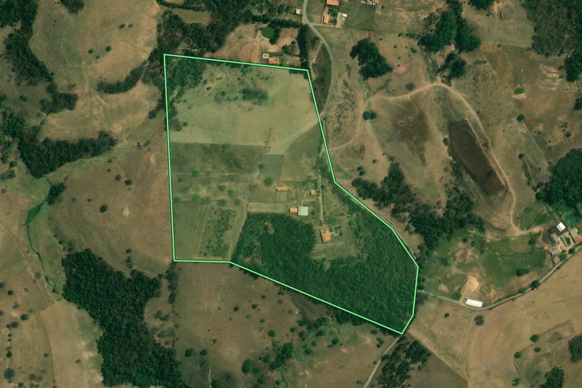 Imagem de satélite do imóvel rural em Saltinho (SP), com o contorno declarado no CAR desenhado por cima.