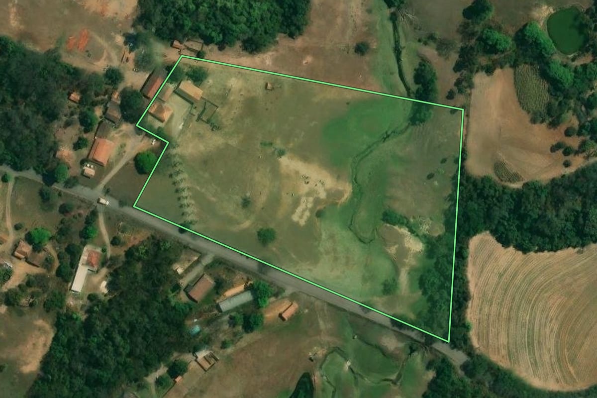 Imagem de satélite do imóvel rural em Saltinho (SP), com o contorno declarado no CAR desenhado por cima.