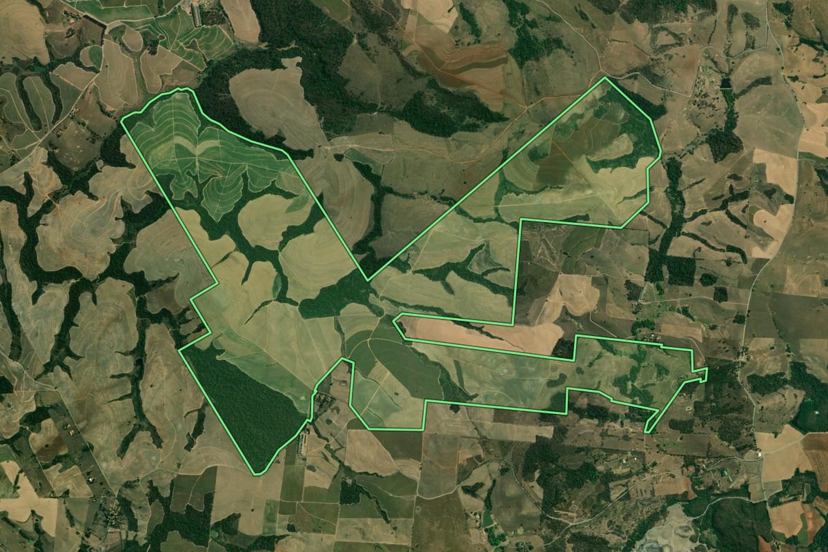 Imagem de satélite do imóvel rural em Saltinho (SP), com o contorno declarado no CAR desenhado por cima.