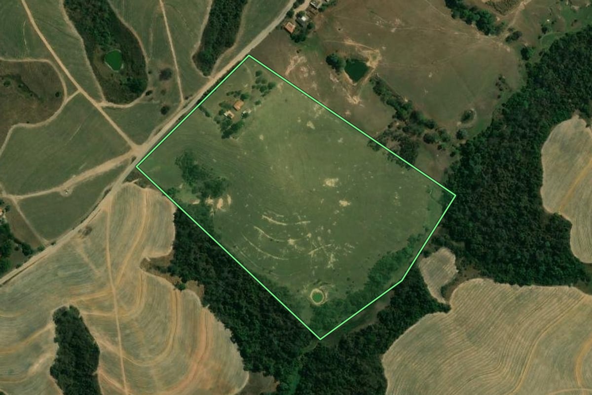 Imagem de satélite do imóvel rural em Saltinho (SP), com o contorno declarado no CAR desenhado por cima.