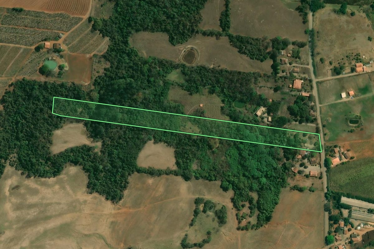 Imagem de satélite do imóvel rural em Saltinho (SP), com o contorno declarado no CAR desenhado por cima.