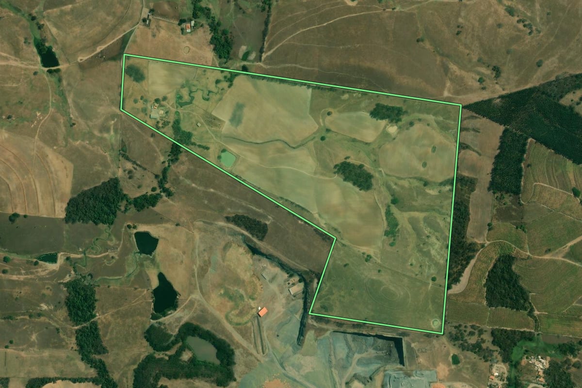 Imagem de satélite do imóvel rural em Saltinho (SP), com o contorno declarado no CAR desenhado por cima.