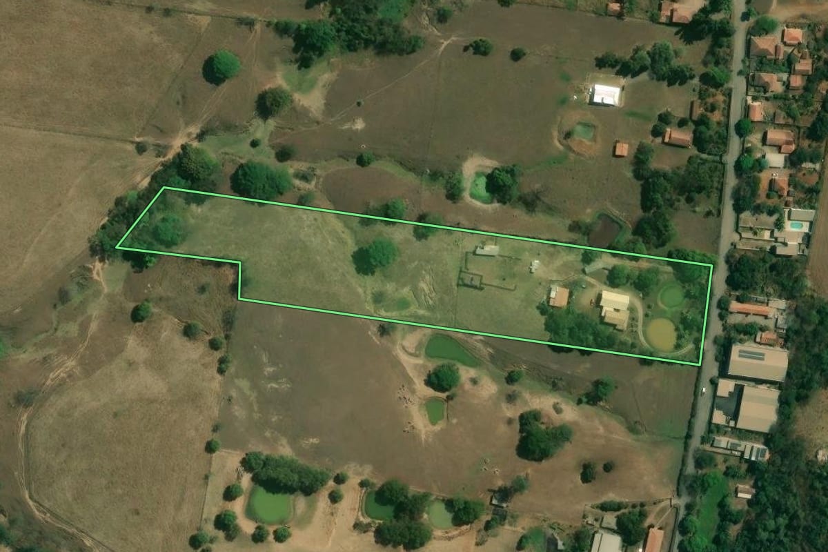 Imagem de satélite do imóvel rural em Saltinho (SP), com o contorno declarado no CAR desenhado por cima.