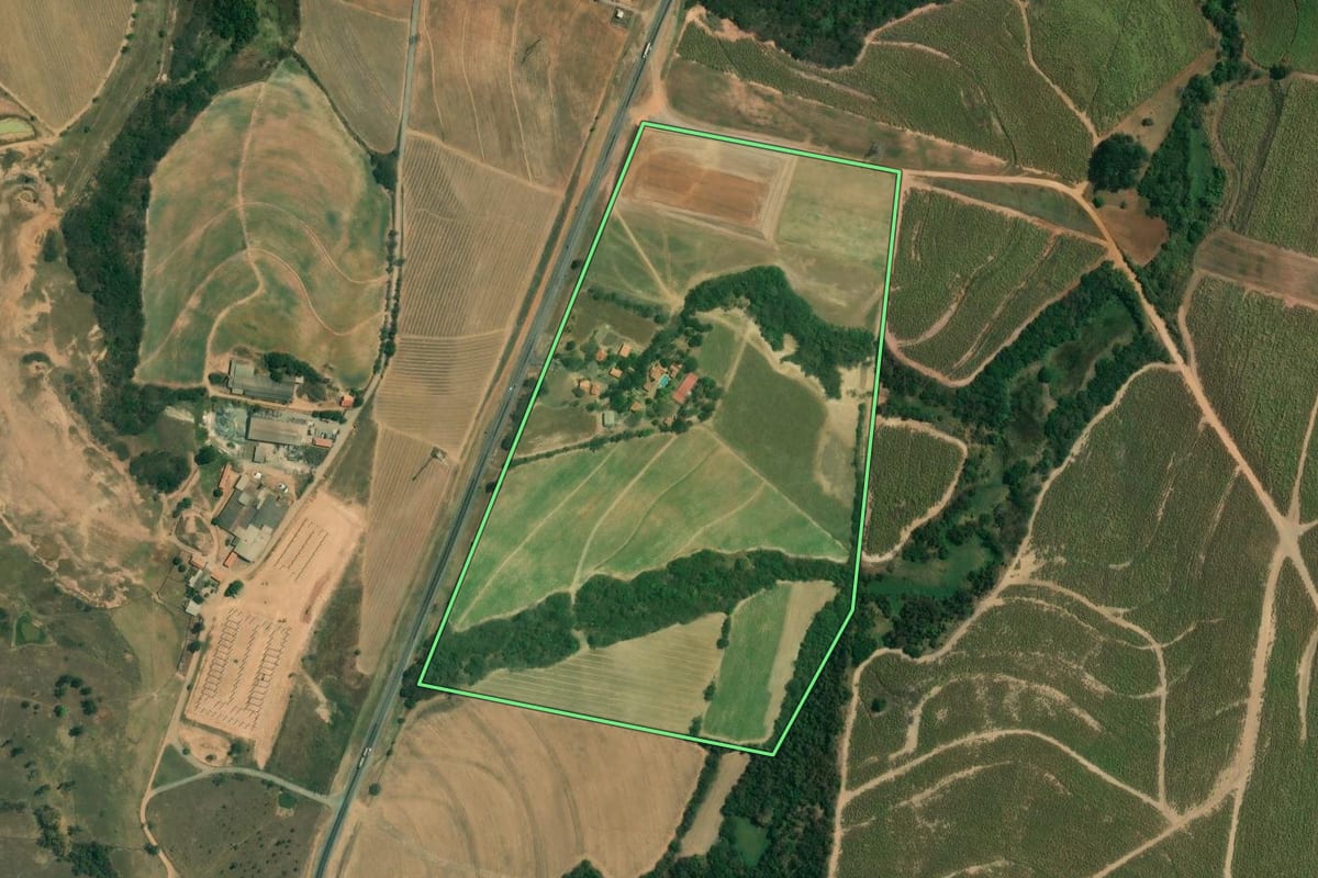 Imagem de satélite do imóvel rural em Saltinho (SP), com o contorno declarado no CAR desenhado por cima.