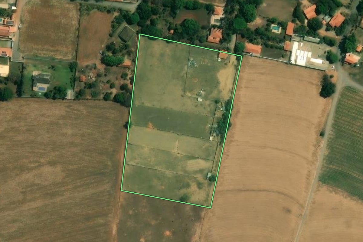 Imagem de satélite do imóvel rural em Saltinho (SP), com o contorno declarado no CAR desenhado por cima.