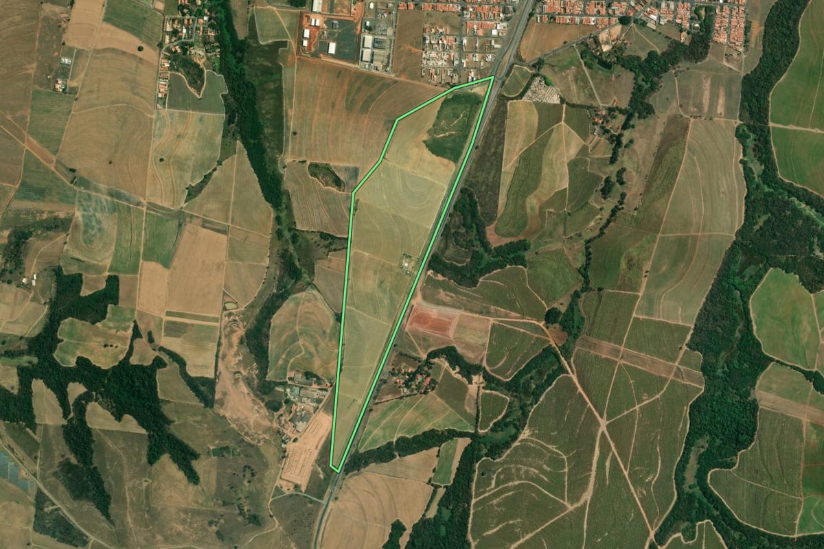 Imagem de satélite do imóvel rural em Saltinho (SP), com o contorno declarado no CAR desenhado por cima.