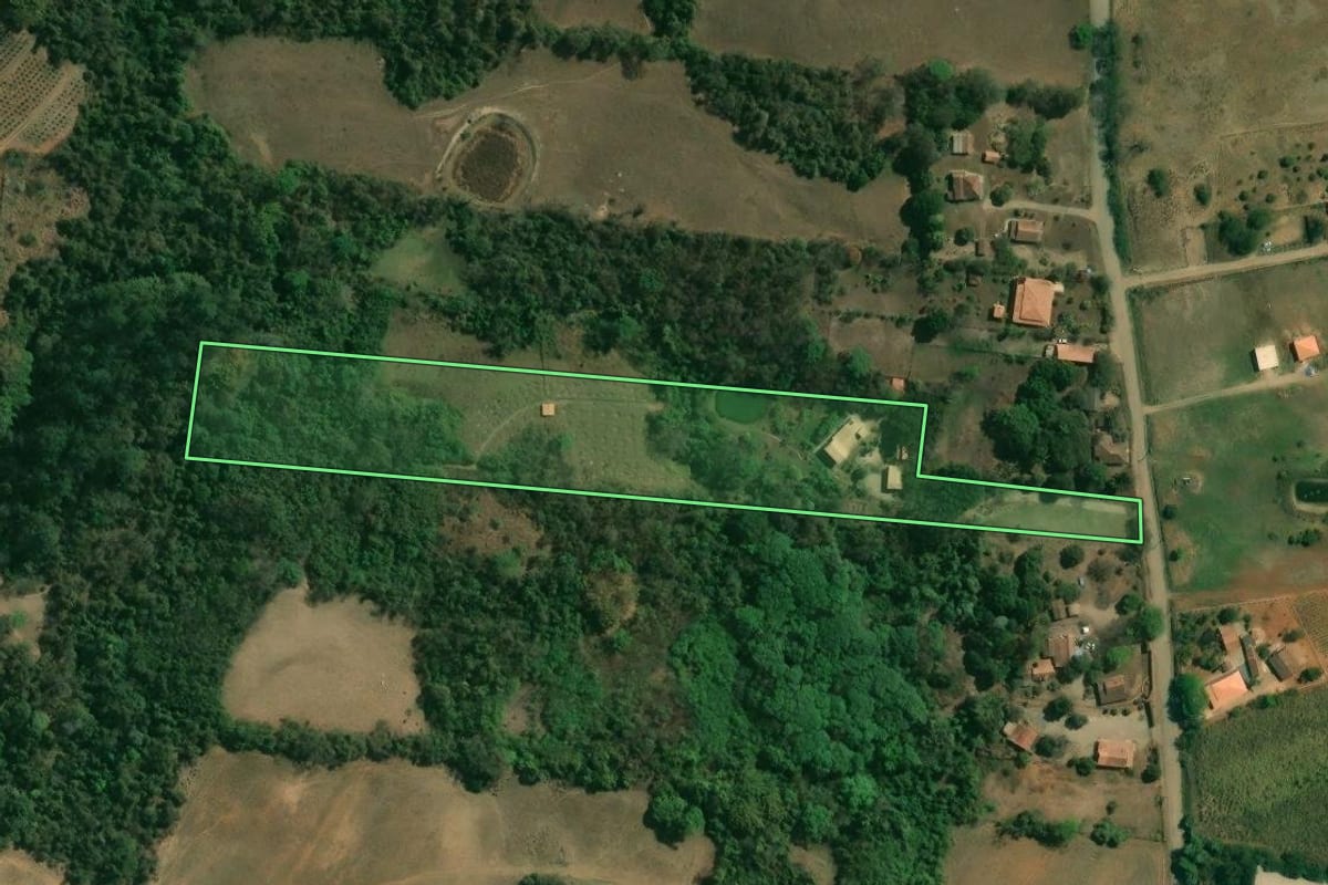 Imagem de satélite do imóvel rural em Saltinho (SP), com o contorno declarado no CAR desenhado por cima.