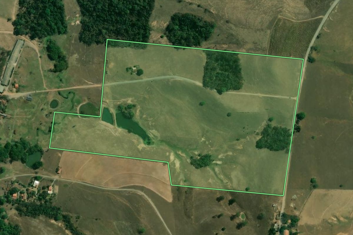 Imagem de satélite do imóvel rural em Saltinho (SP), com o contorno declarado no CAR desenhado por cima.
