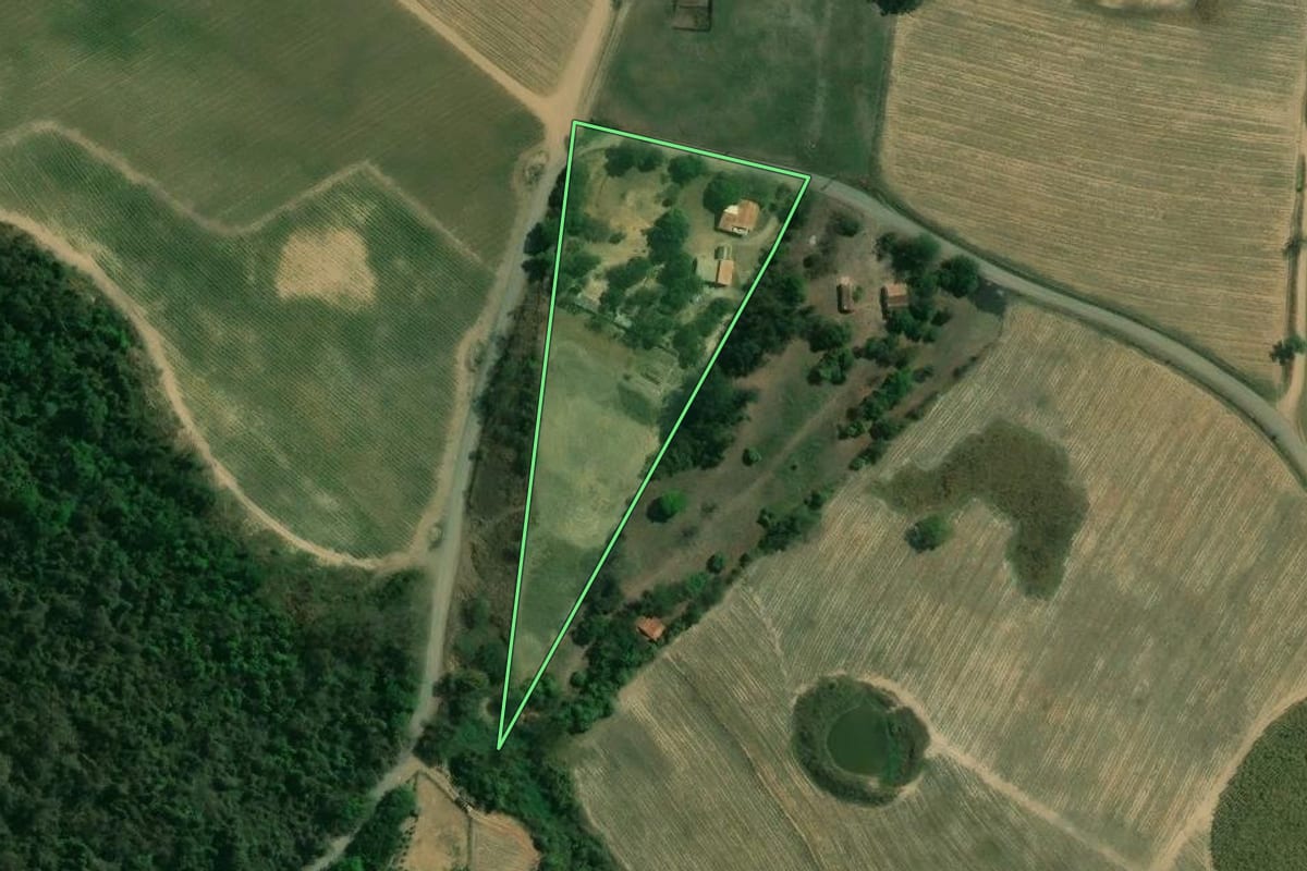 Imagem de satélite do imóvel rural em Saltinho (SP), com o contorno declarado no CAR desenhado por cima.