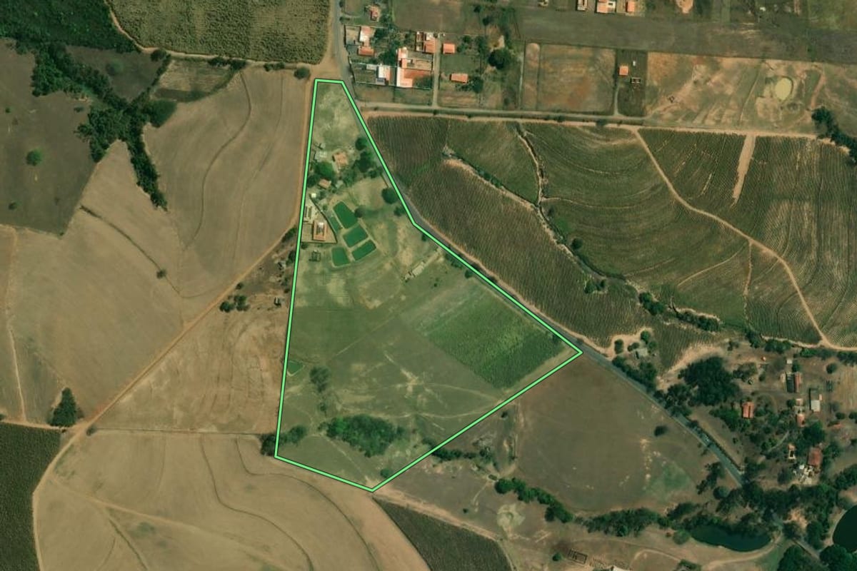 Imagem de satélite do imóvel rural em Saltinho (SP), com o contorno declarado no CAR desenhado por cima.