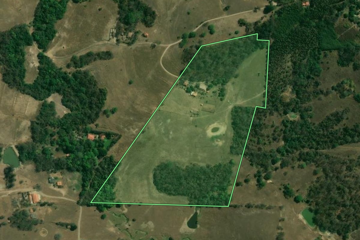 Imagem de satélite do imóvel rural em Saltinho (SP), com o contorno declarado no CAR desenhado por cima.