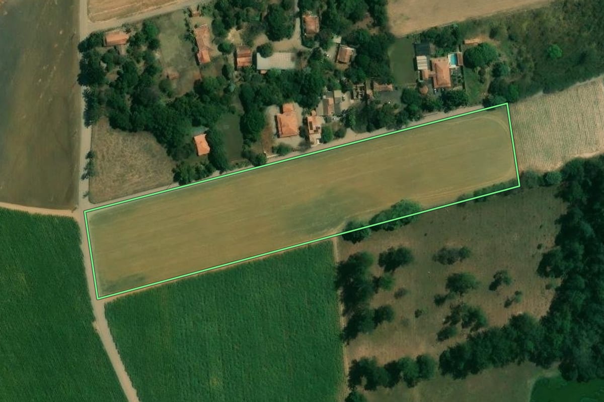 Imagem de satélite do imóvel rural em Saltinho (SP), com o contorno declarado no CAR desenhado por cima.