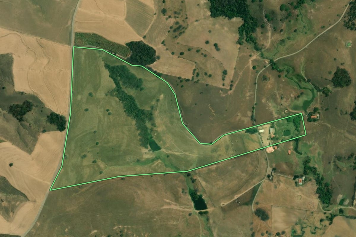 Imagem de satélite do imóvel rural em Saltinho (SP), com o contorno declarado no CAR desenhado por cima.