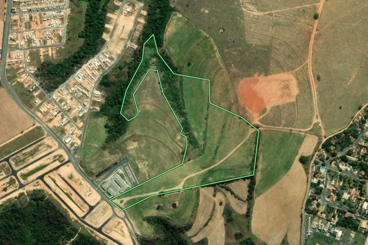 Imagem de satélite do imóvel rural em Salto (SP), com o contorno declarado no CAR desenhado por cima.