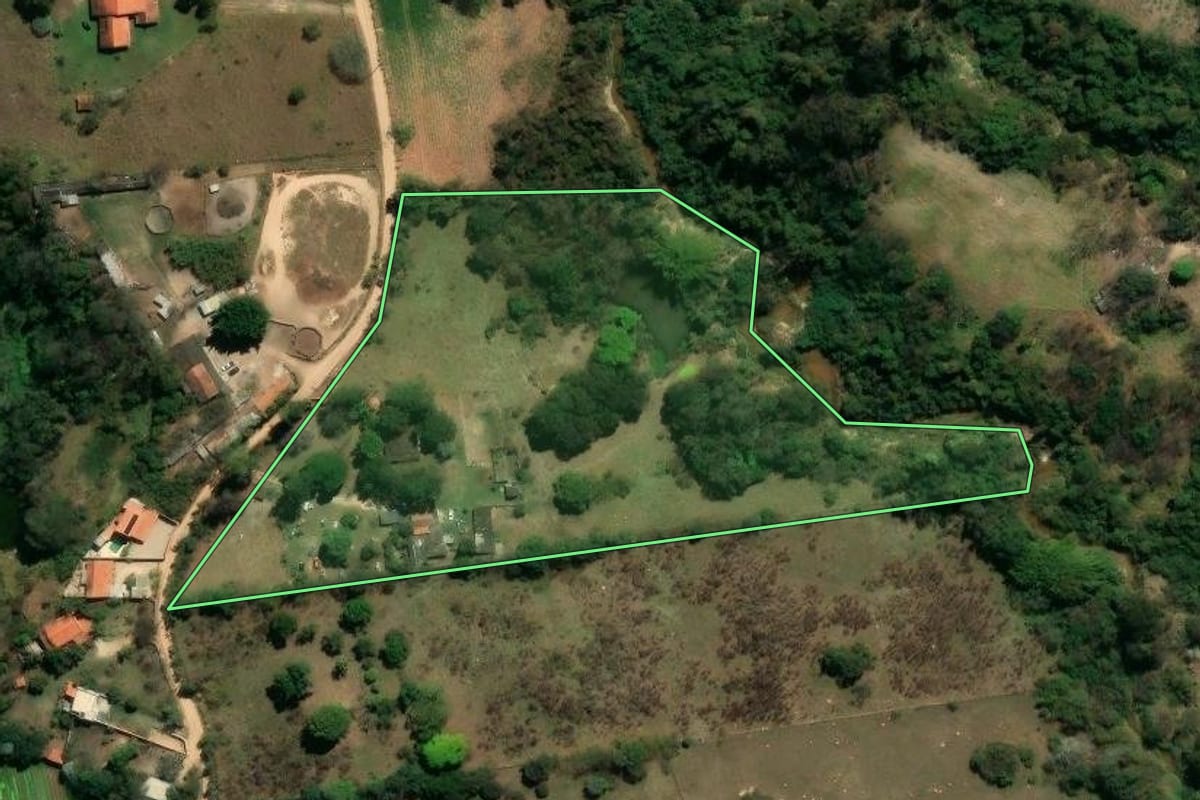 Imagem de satélite do imóvel rural em Salto (SP), com o contorno declarado no CAR desenhado por cima.