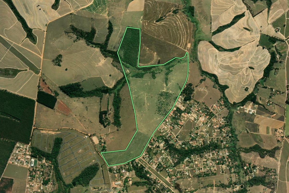 Imagem de satélite do imóvel rural em Elias Fausto (SP), com o contorno declarado no CAR desenhado por cima.