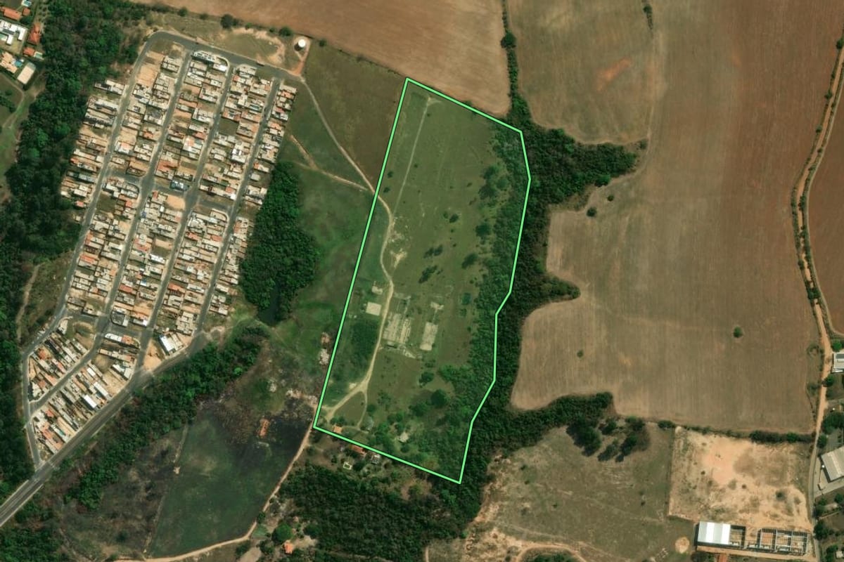 Imagem de satélite do imóvel rural em Salto (SP), com o contorno declarado no CAR desenhado por cima.