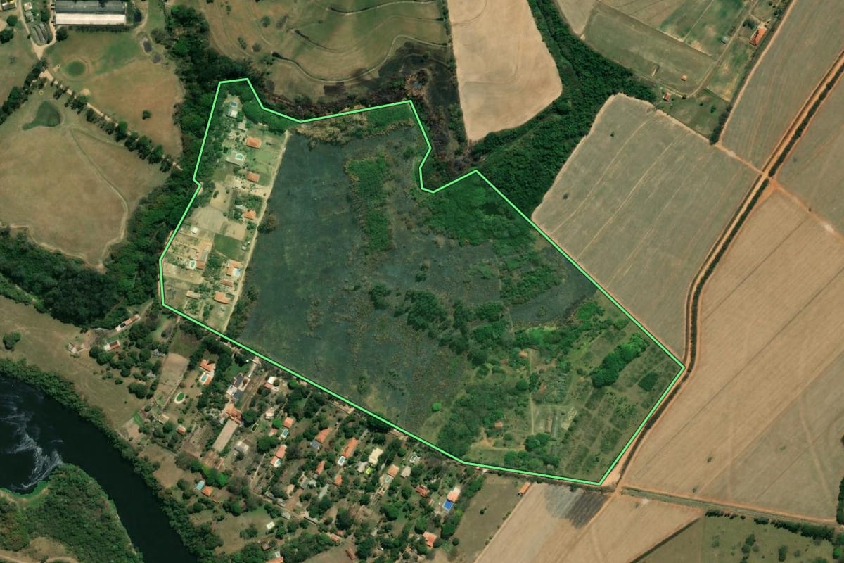 Imagem de satélite do imóvel rural em Salto (SP), com o contorno declarado no CAR desenhado por cima.