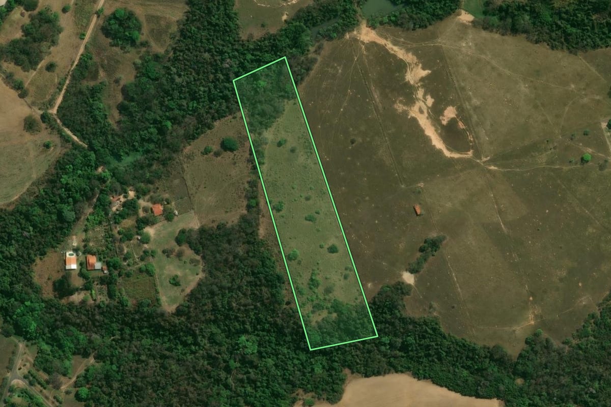 Imagem de satélite do imóvel rural em Salto (SP), com o contorno declarado no CAR desenhado por cima.