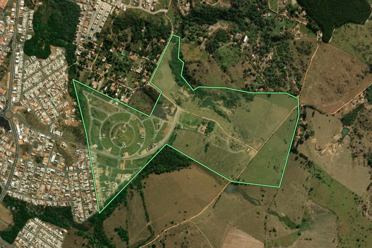 Imagem de satélite do imóvel rural em Salto (SP), com o contorno declarado no CAR desenhado por cima.