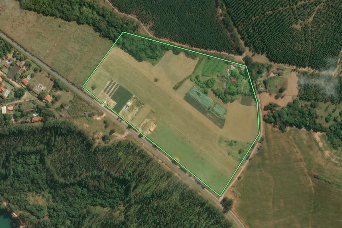 Imagem de satélite do imóvel rural em Salto de Pirapora (SP), com o contorno declarado no CAR desenhado por cima.