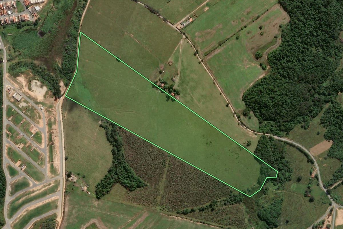 Imagem de satélite do imóvel rural em Salto de Pirapora (SP), com o contorno declarado no CAR desenhado por cima.