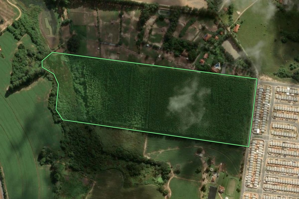 Imagem de satélite do imóvel rural em Salto de Pirapora (SP), com o contorno declarado no CAR desenhado por cima.