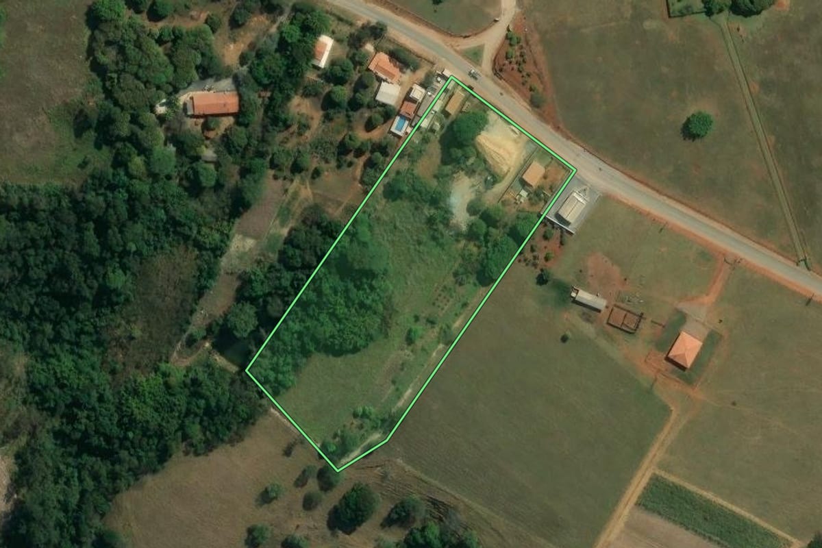 Imagem de satélite do imóvel rural em Salto de Pirapora (SP), com o contorno declarado no CAR desenhado por cima.