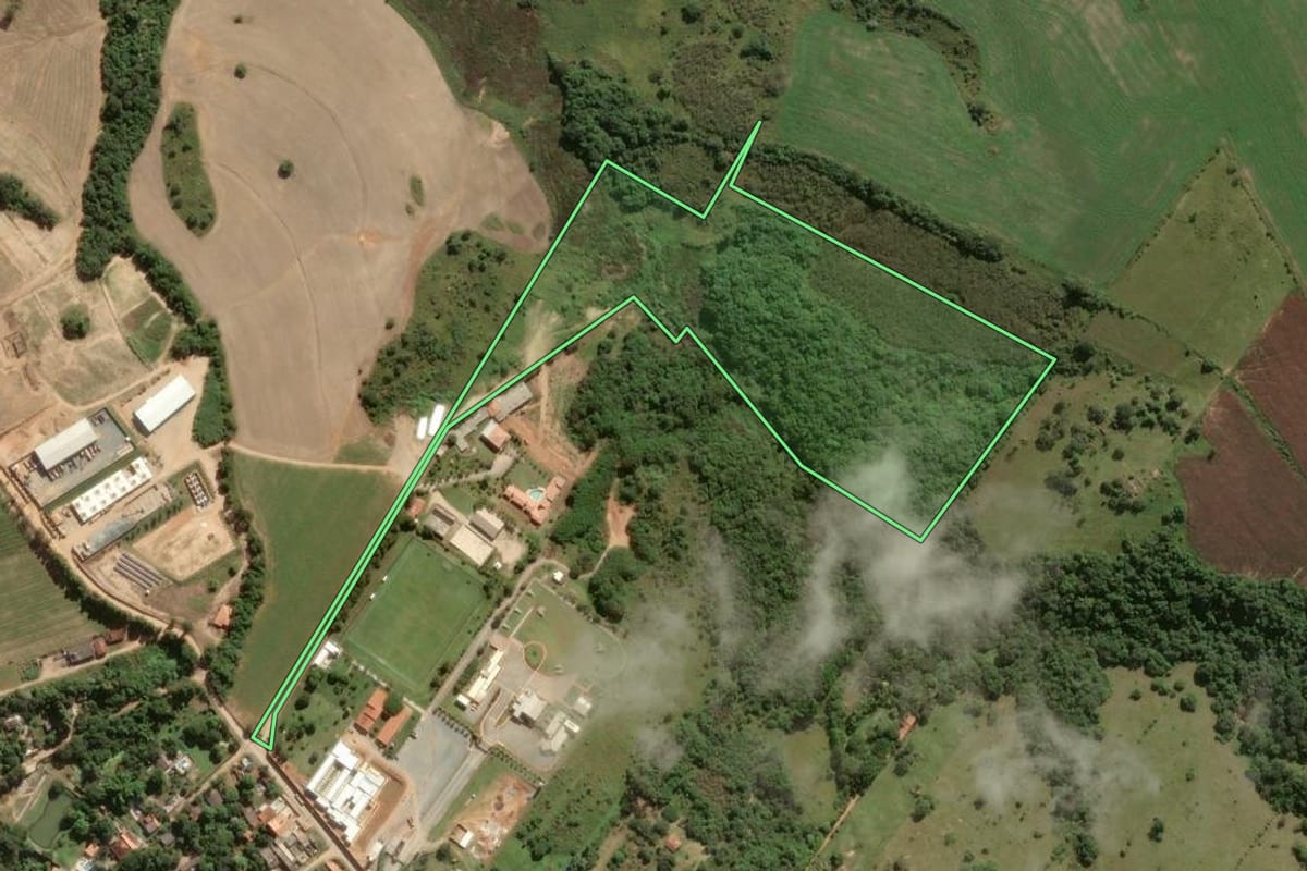 Imagem de satélite do imóvel rural em Salto de Pirapora (SP), com o contorno declarado no CAR desenhado por cima.