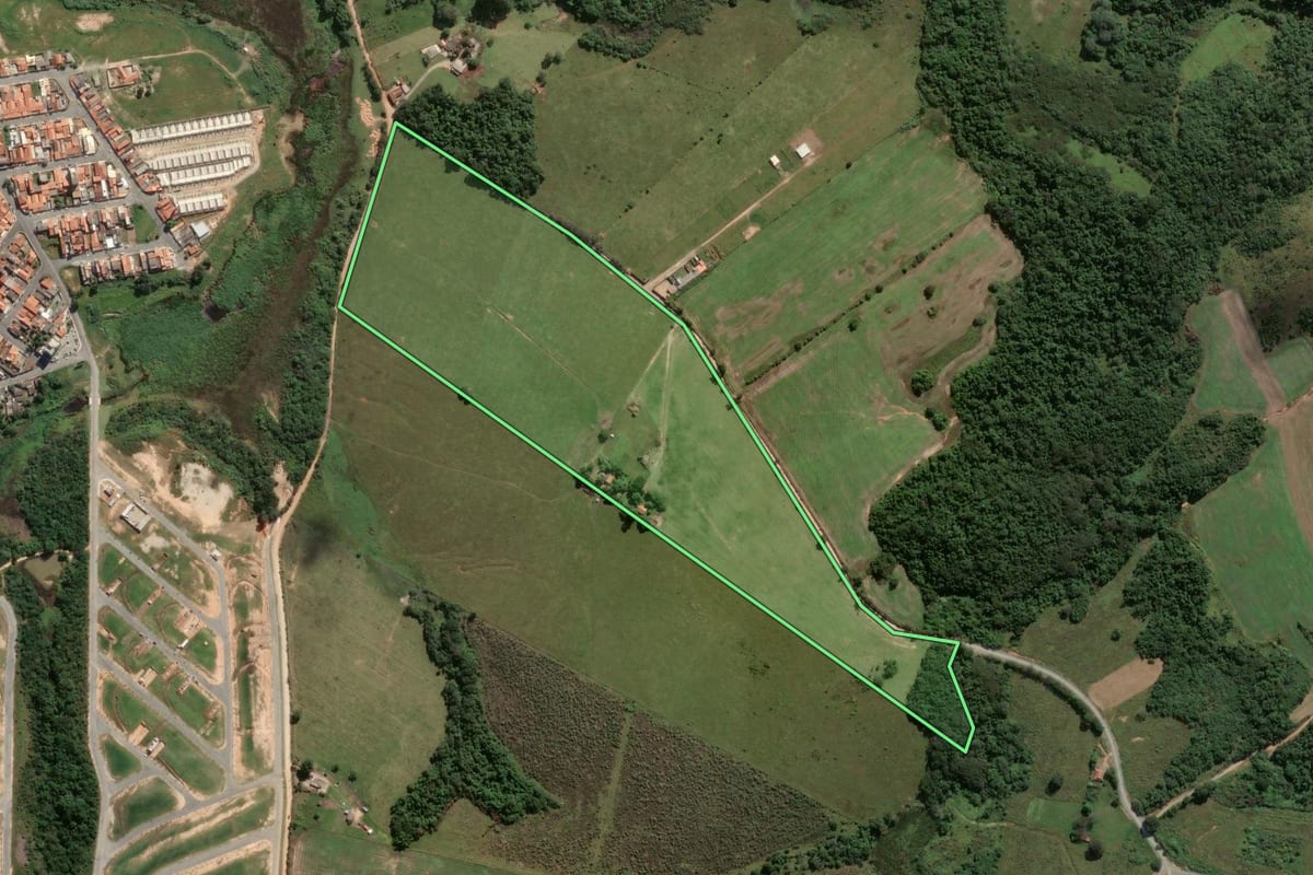 Imagem de satélite do imóvel rural em Salto de Pirapora (SP), com o contorno declarado no CAR desenhado por cima.