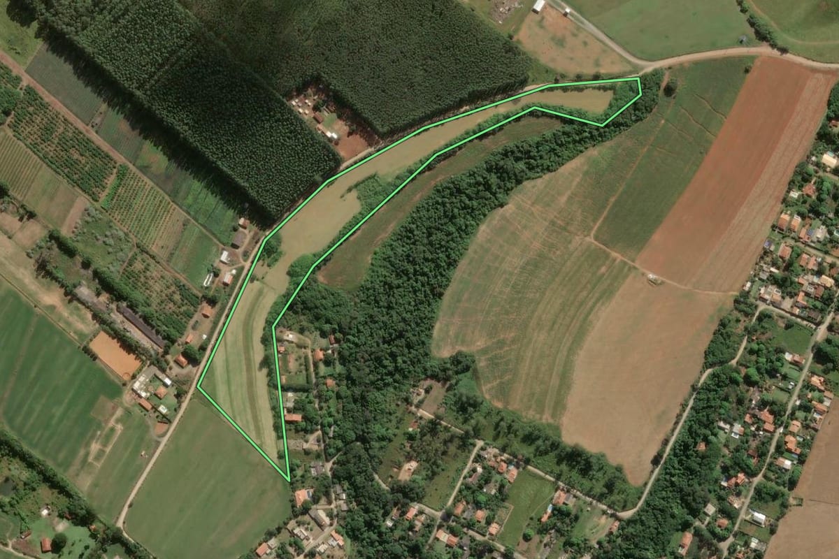 Imagem de satélite do imóvel rural em Salto de Pirapora (SP), com o contorno declarado no CAR desenhado por cima.