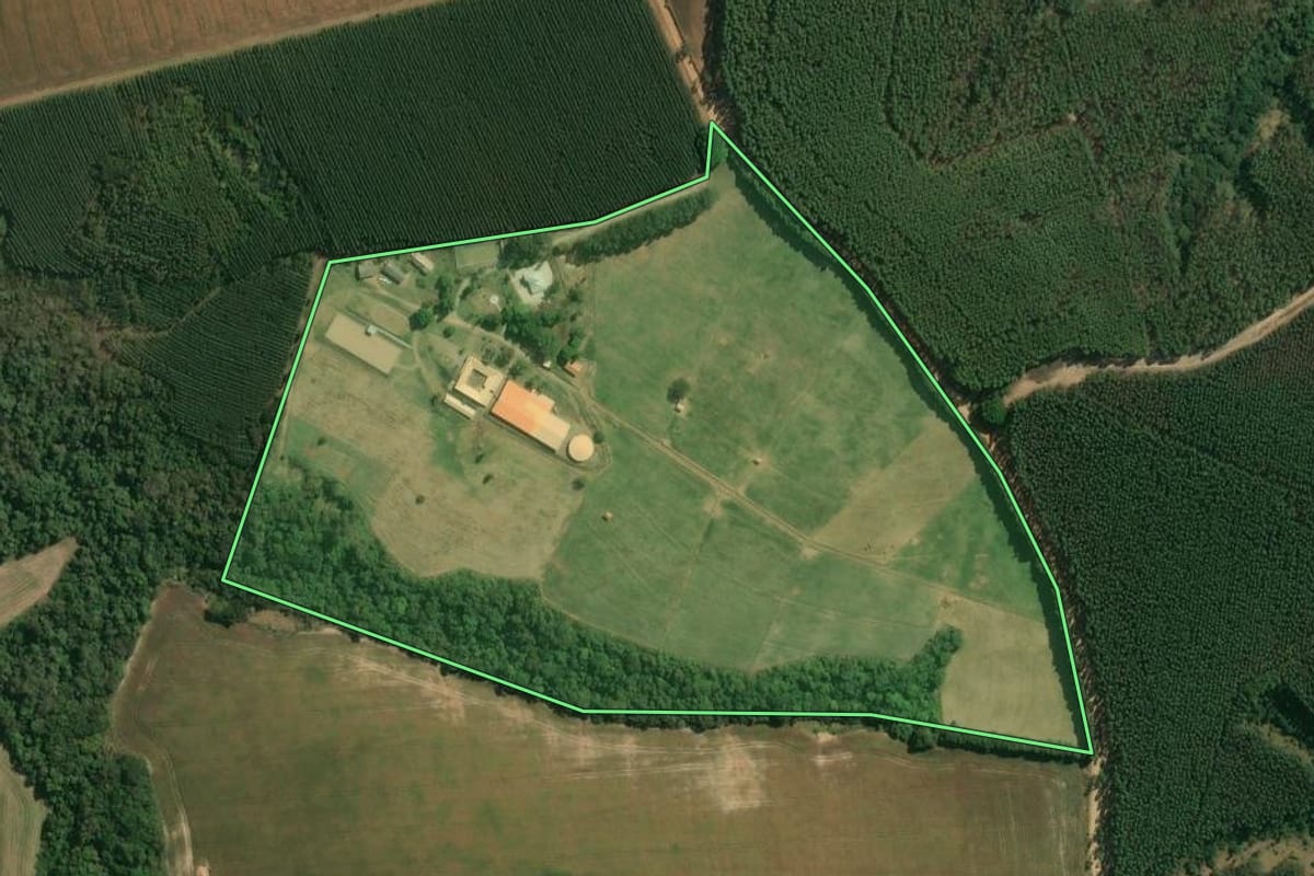 Imagem de satélite do imóvel rural em Salto de Pirapora (SP), com o contorno declarado no CAR desenhado por cima.