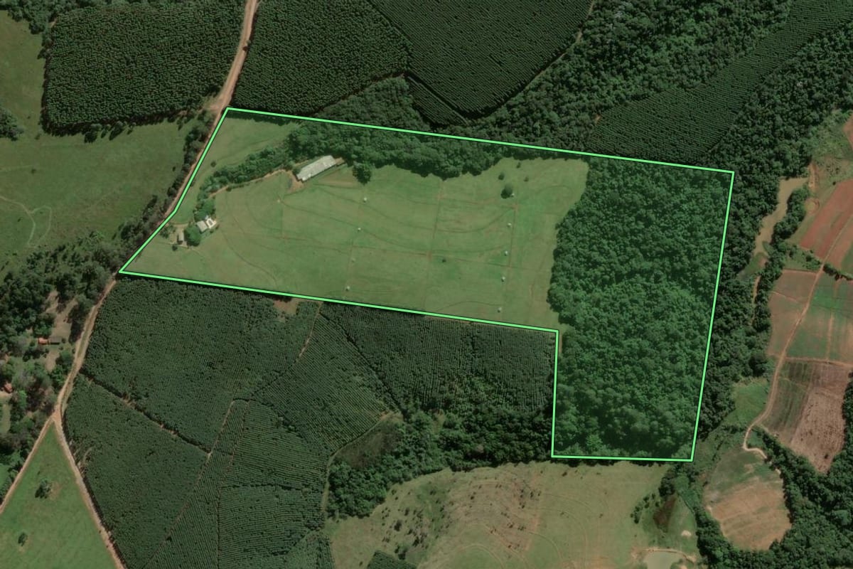 Imagem de satélite do imóvel rural em Salto de Pirapora (SP), com o contorno declarado no CAR desenhado por cima.