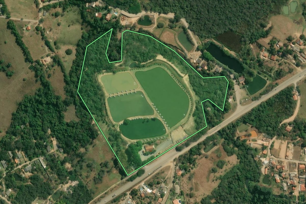 Imagem de satélite do imóvel rural em Salto de Pirapora (SP), com o contorno declarado no CAR desenhado por cima.